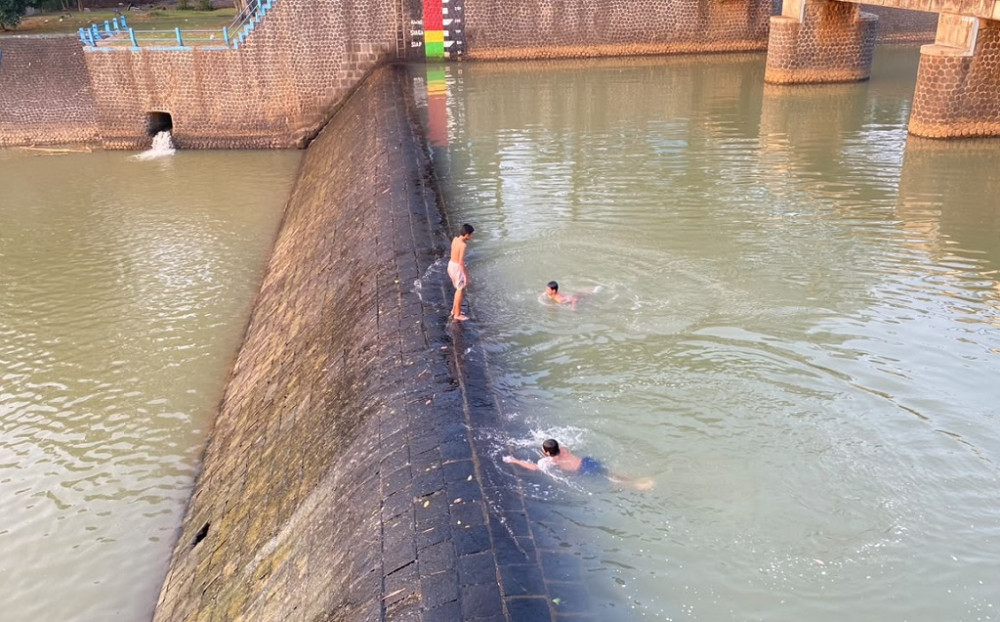BPBD Batang mengimbau warga tidak berenang di Bendungan Kramat karena risiko tinggi (foto: Pemkab Batang) BPBD Batang mengimbau warga tidak berenang di Bendungan Kramat karena risiko tinggi (foto: Pemkab Batang)