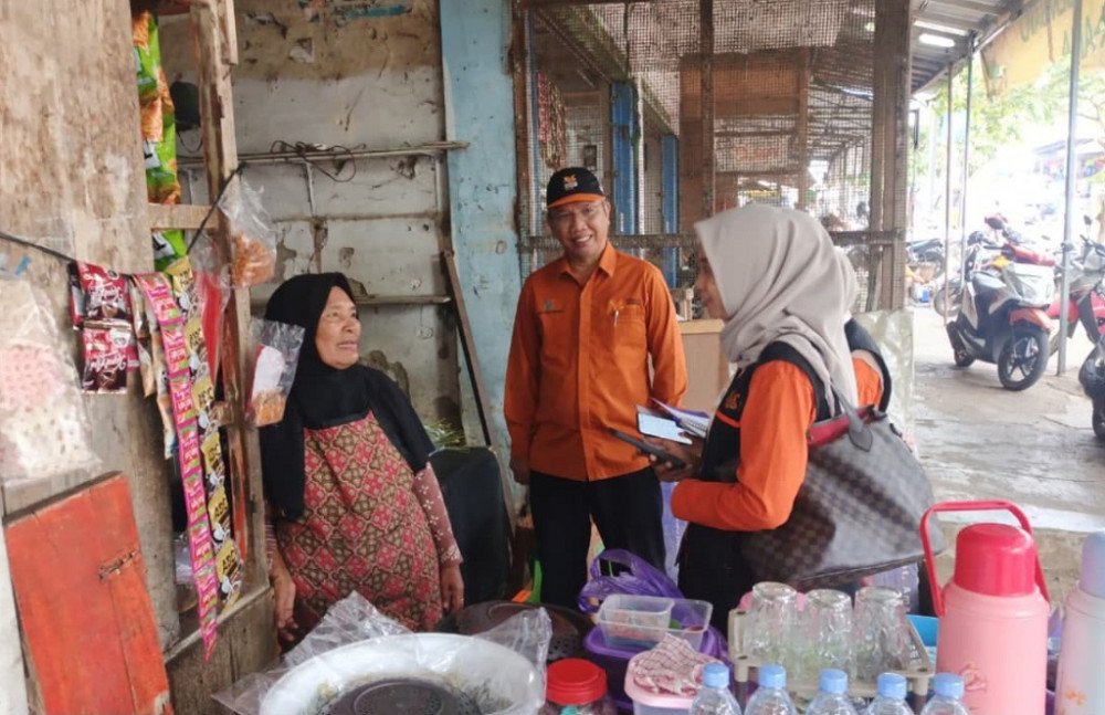 Petugas BPS Batang melakukan pendataan pedagang di Pasar Limpung Rabu 8 Juli 2026 (foto: Pemkab Batang)