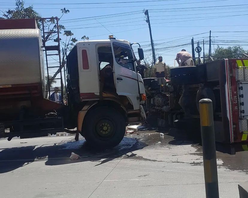 Mobil damkar Demak mengalami kecelakaan di Jalan Pantura Sayung (foto: Pemkab Demak)