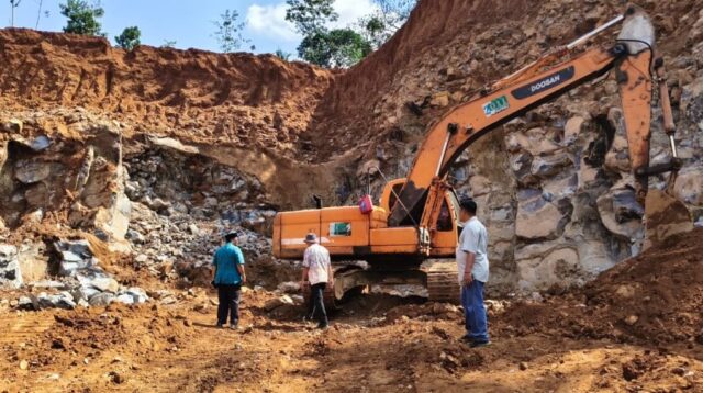 Tim gabungan Jepara menghentikan sementara aktivitas tambang tak berizin di Desa Pancur (foto: Pemkab Jepara)