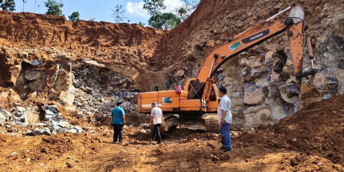 Tim gabungan Jepara menghentikan sementara aktivitas tambang tak berizin di Desa Pancur (foto: Pemkab Jepara)
