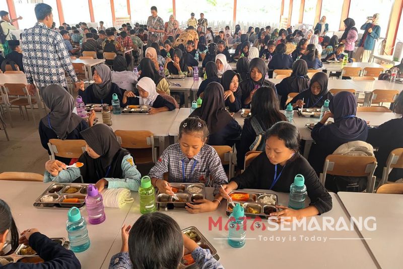 Suasana makan siang bersama di Sekolah rakyat Terintegrasi Kota Semarang (matasemarang.com/Lia Dina) Suasana makan siang bersama di Sekolah rakyat Terintegrasi Kota Semarang (matasemarang.com/Lia Dina)