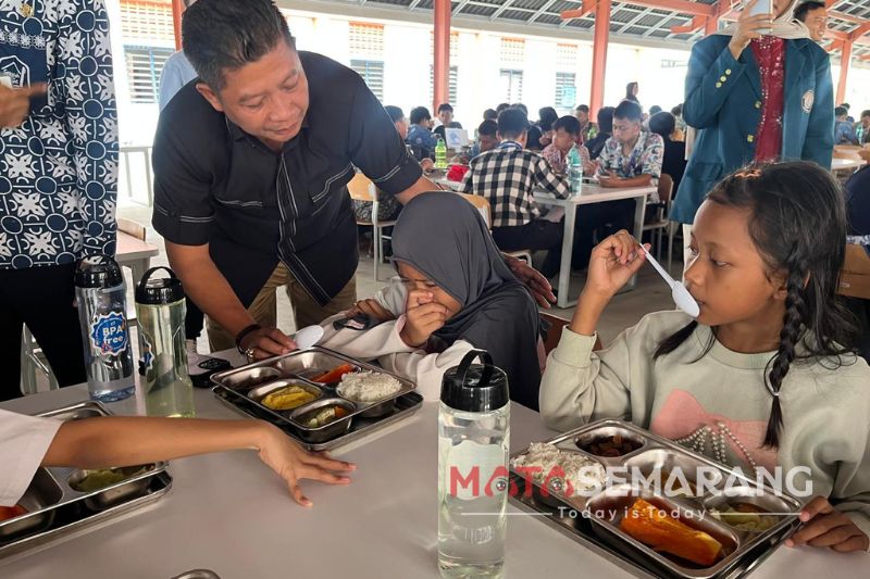 Mualim menemani seorang siswa saat akan makan siang (matasemarang.com/lia dina)