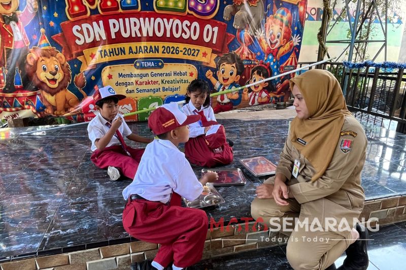 SD Negeri Purwoyoso 01 hanya mendapatkan 3 murid baru (matasemarang.com/ Lia Dina) SD Negeri Purwoyoso 01 hanya mendapatkan 3 murid baru (matasemarang.com/ Lia Dina)