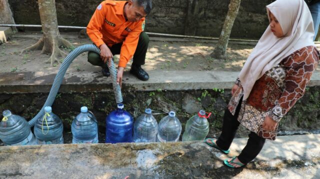 BPBD Klaten menyalurkan air bersih ke Desa Tlogowatu, Kecamatan Kemalang, yang terdampak kekeringan (foto: BPBD Klaten)