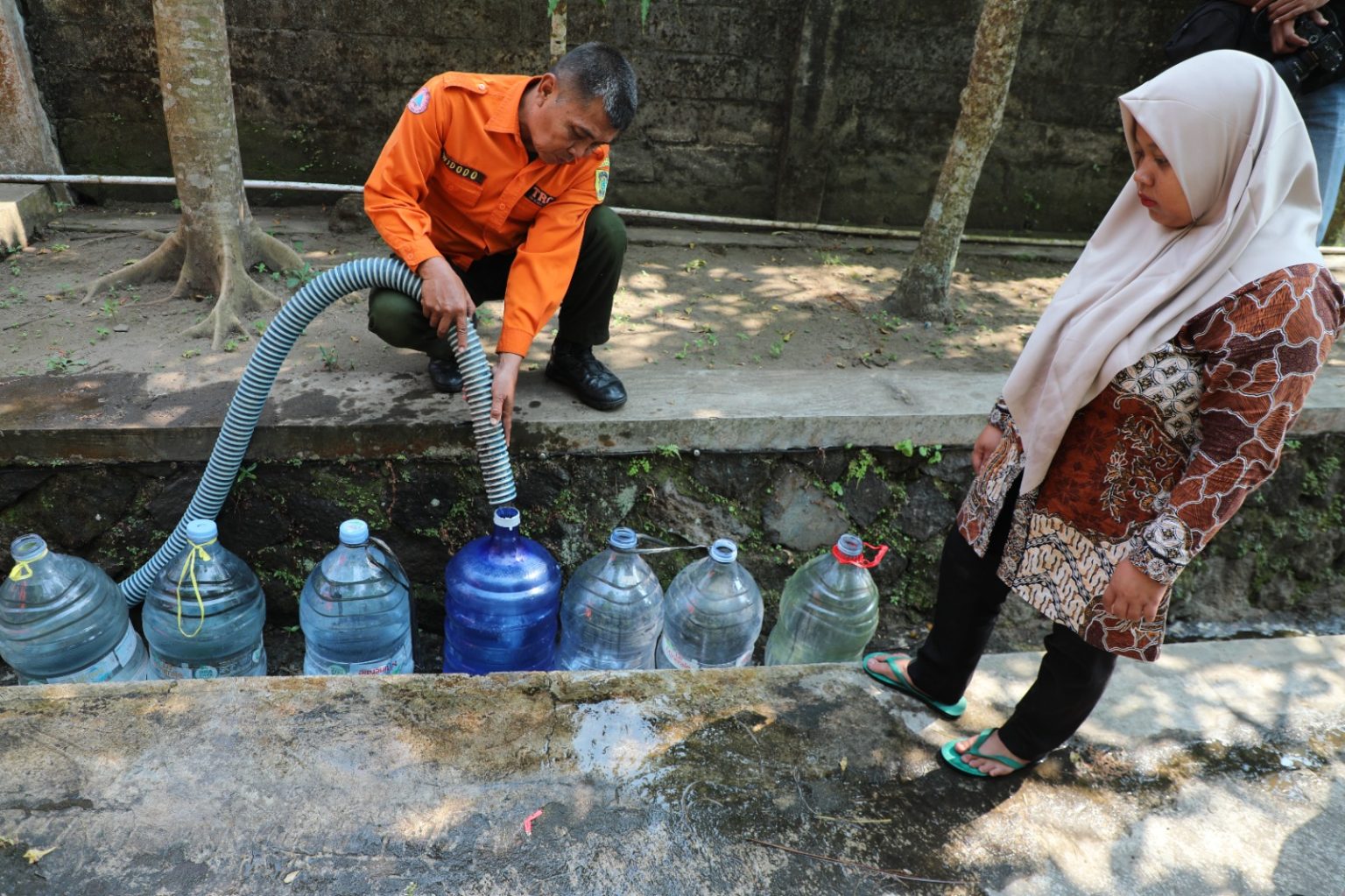 BPBD Klaten menyalurkan air bersih ke Desa Tlogowatu, Kecamatan Kemalang, yang terdampak kekeringan (foto: BPBD Klaten)