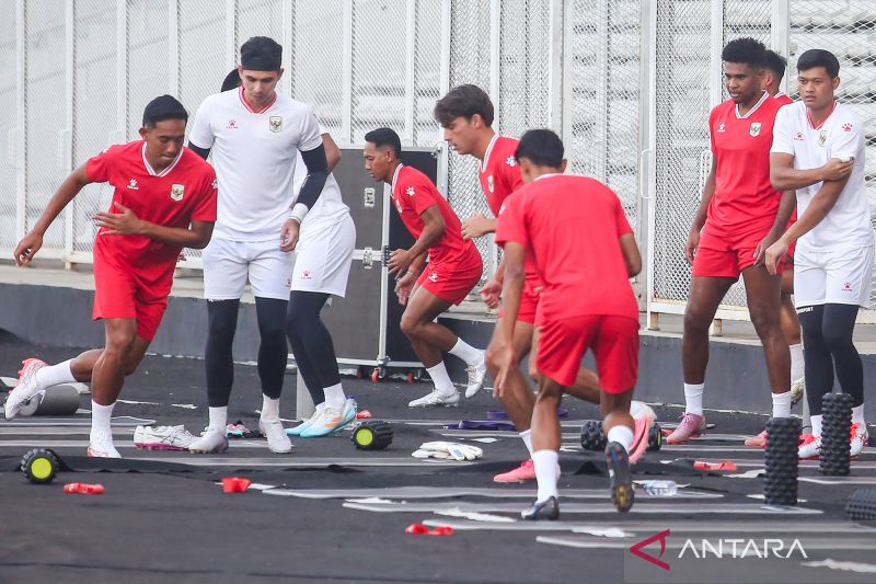 Latihan-Timnas-Indonesia-Jelang-Melawan-Kamboja-260726-bal-1