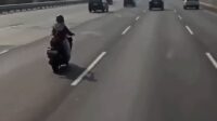 Sepeda motor di tol