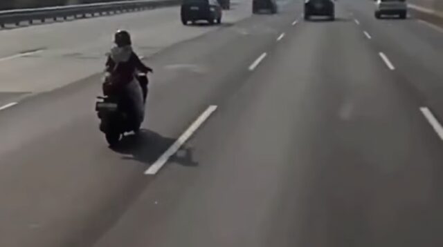 Sepeda motor di tol