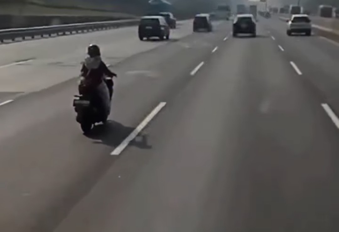 Sepeda motor di tol