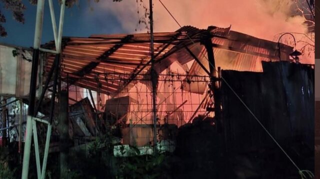 Gudang kayu terbakar