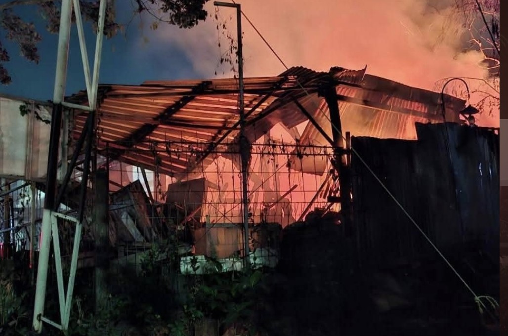 Gudang kayu terbakar Gudang kayu terbakar