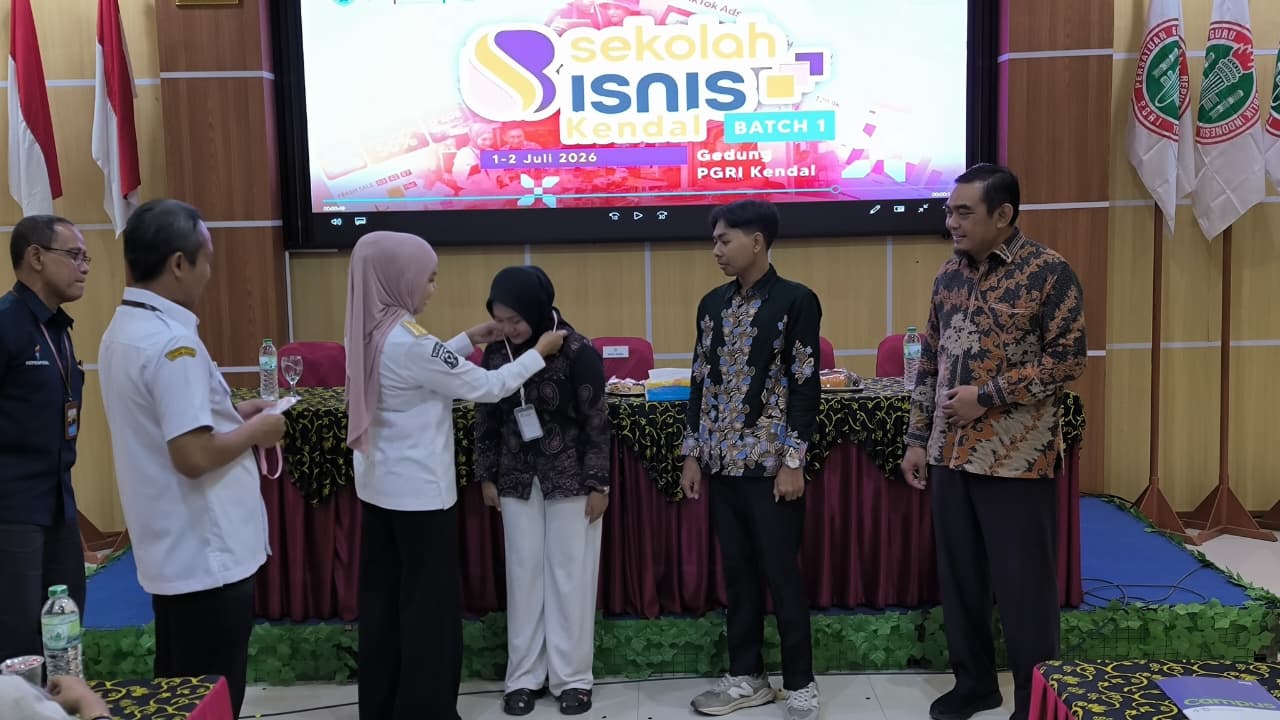Bupati Kendal Dyah Kartika Permanasari membuka Sekolah Bisnis Kendal Batch 1 di Gedung PGRI, 1 Juli 2026 (foto: Pemkab Kendal) Bupati Kendal Dyah Kartika Permanasari membuka Sekolah Bisnis Kendal Batch 1 di Gedung PGRI, 1 Juli 2026 (foto: Pemkab Kendal)