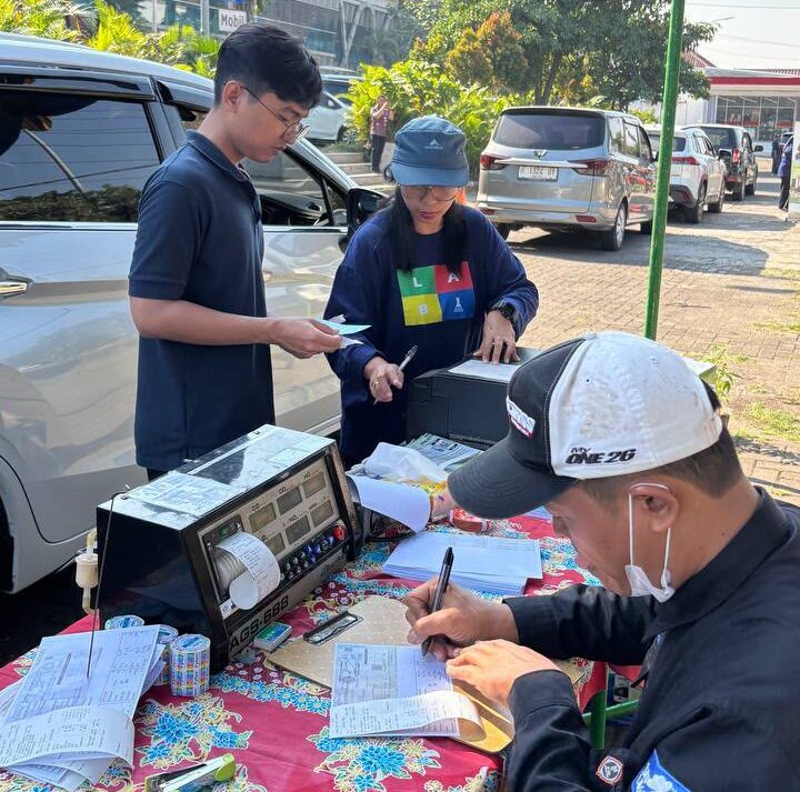 Tim DLH lakukan pengecekan udara di Semarang. (matasemarang.com/Lia Dina)