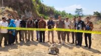 Tim gabungan memasang garis Satpol PP di lokasi dugaan penambangan ilegal di Desa Rajekwesi, Mayong (foto: Pemkab Jepara)