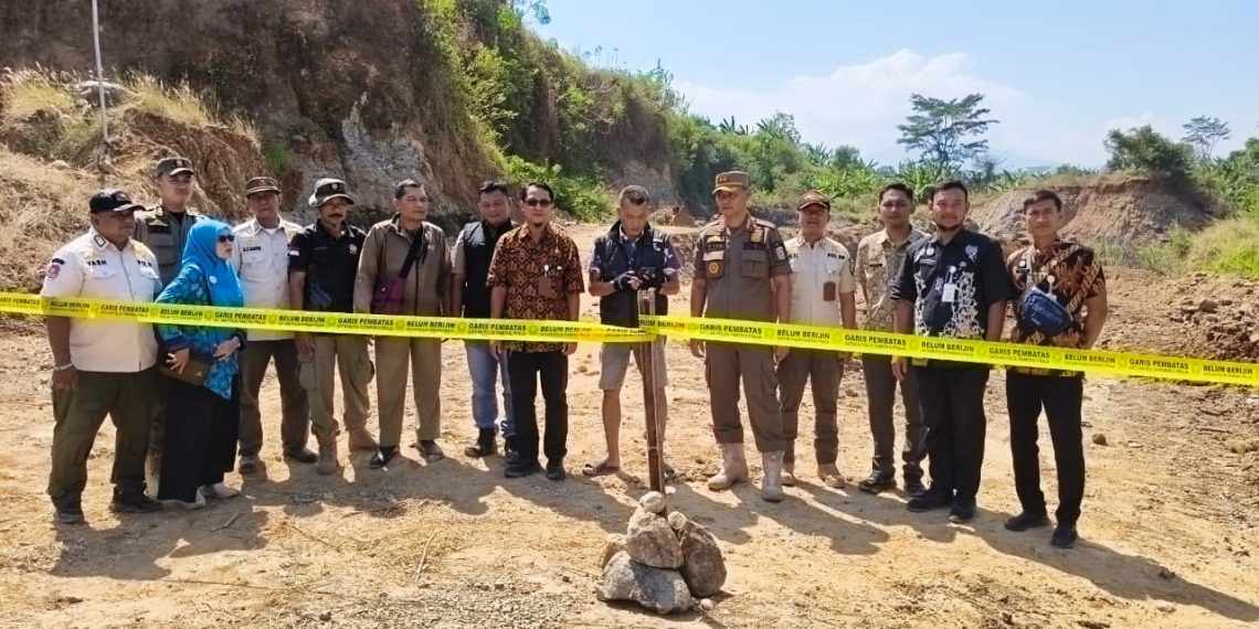 Tim gabungan memasang garis Satpol PP di lokasi dugaan penambangan ilegal di Desa Rajekwesi, Mayong (foto: Pemkab Jepara) Tim gabungan memasang garis Satpol PP di lokasi dugaan penambangan ilegal di Desa Rajekwesi, Mayong (foto: Pemkab Jepara)