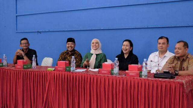 Anggota Komisi E DPRD Jateng Krisseptiana saat mensosialisasikan program bedah rumah BSPS dan Perda RTLH di Balai Kelurahan Sendangguwo Semarang (foto: dok Krisseptiana)