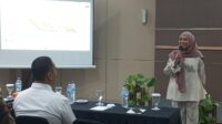 Anggota Komisi E DPRD Jateng Krisseptiana (Tia Hendi) saat memberikan materi sosialisasi Perda Pemberdayaan Ormas di FrontOne HK Hotel Semarang (foto: dok Krisseptiana)