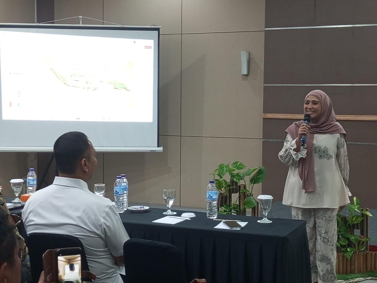 Anggota Komisi E DPRD Jateng Krisseptiana (Tia Hendi) saat memberikan materi sosialisasi Perda Pemberdayaan Ormas di FrontOne HK Hotel Semarang (foto: dok Krisseptiana) Anggota Komisi E DPRD Jateng Krisseptiana (Tia Hendi) saat memberikan materi sosialisasi Perda Pemberdayaan Ormas di FrontOne HK Hotel Semarang (foto: dok Krisseptiana)