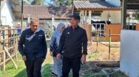 Ketua DPRD Jateng Sumanto saat kunjungan kerja ke Taman Ternak Satker Ayam Maron di Temanggung (foto: DPRD Jateng)