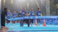 Gubernur Jateng Ahmad Luthfi ikut berlari dalam Rupiah Borobudur Playon 2026 di Magelang, Minggu 5 Juli 2026 (foto: Pemprov Jateng)