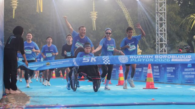 Gubernur Jateng Ahmad Luthfi ikut berlari dalam Rupiah Borobudur Playon 2026 di Magelang, Minggu 5 Juli 2026 (foto: Pemprov Jateng)
