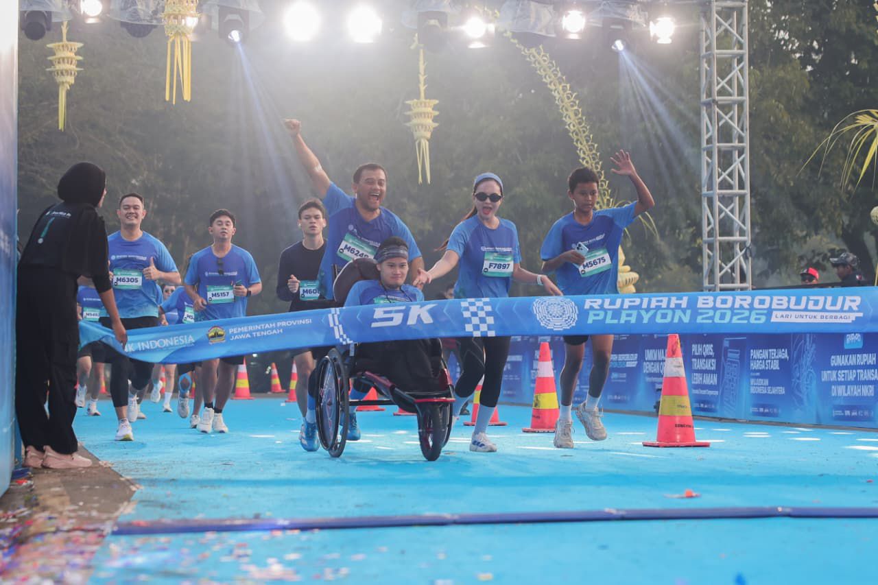 Gubernur Jateng Ahmad Luthfi ikut berlari dalam Rupiah Borobudur Playon 2026 di Magelang, Minggu 5 Juli 2026 (foto: Pemprov Jateng) Gubernur Jateng Ahmad Luthfi ikut berlari dalam Rupiah Borobudur Playon 2026 di Magelang, Minggu 5 Juli 2026 (foto: Pemprov Jateng)