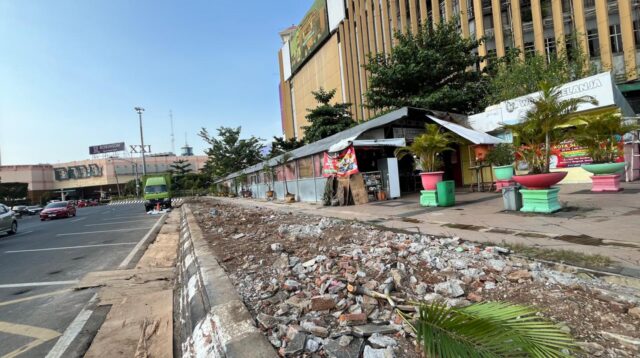 Proses revitalisasi kawasan lingkar luar Simpang Lima (matasemarang.com/Lia Dina)