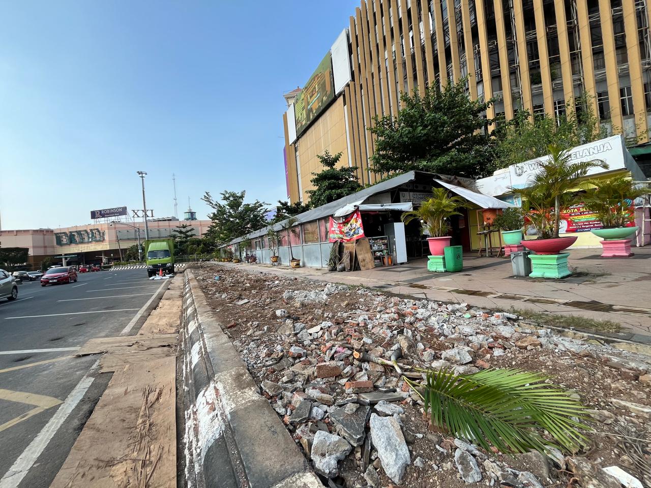 Proses revitalisasi kawasan lingkar luar Simpang Lima (matasemarang.com/Lia Dina) Proses revitalisasi kawasan lingkar luar Simpang Lima (matasemarang.com/Lia Dina)