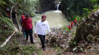 Ketua DPRD Jateng Sumanto menanam pohon dalam aksi "Jogo Kali Merawat Bumi" di Karanganya (foto: DPRD Jateng)