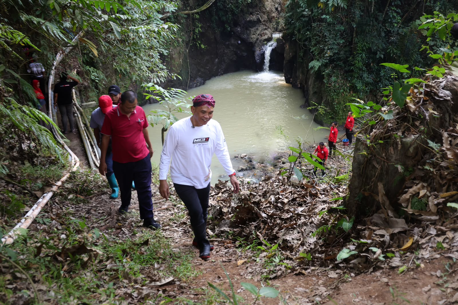 Ketua DPRD Jateng Sumanto menanam pohon dalam aksi "Jogo Kali Merawat Bumi" di Karanganya (foto: DPRD Jateng)