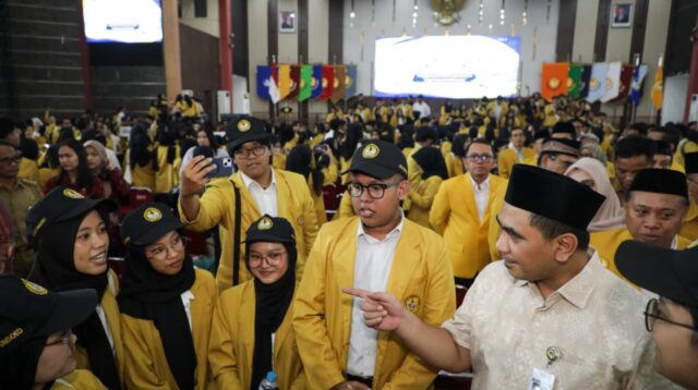Wakil Gubernur Jateng Taj Yasin Maimoen berdialog dengan mahasiswa KKN Unsoed, Selasa 7 Juli 2026 (foto: Pemprov Jateng)