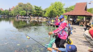 Lomba Mancing ikan bandeng (matasemarang.com/Lia Dina)