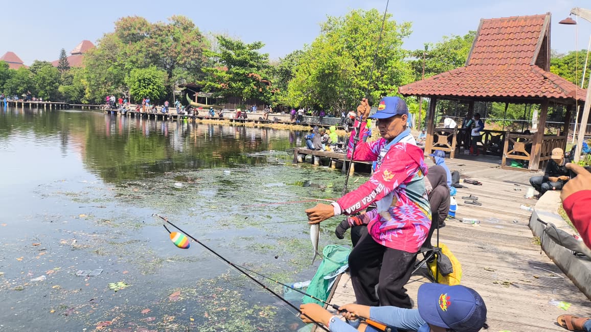 Lomba Mancing ikan bandeng (matasemarang.com/Lia Dina)