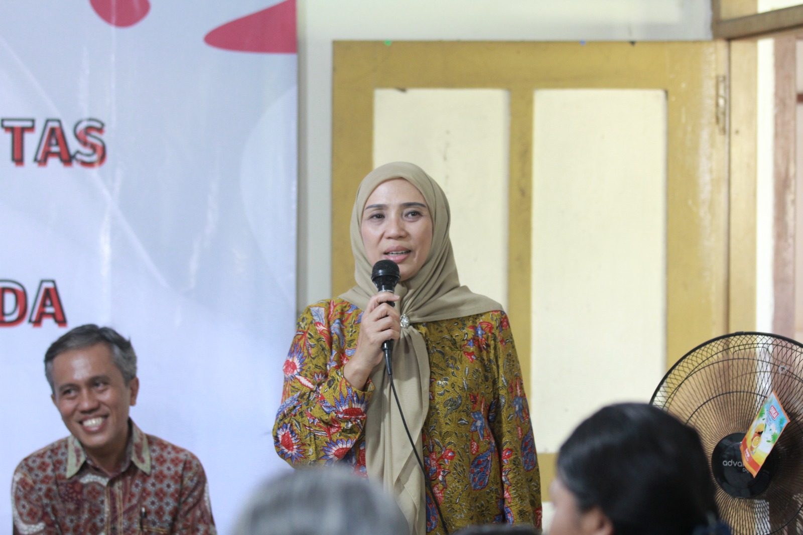 Anggota Komisi E DPRD Jateng Krisseptiana saat memberikan materi penguatan parenting di SD PL Servatius Gunung Brintik Semarang