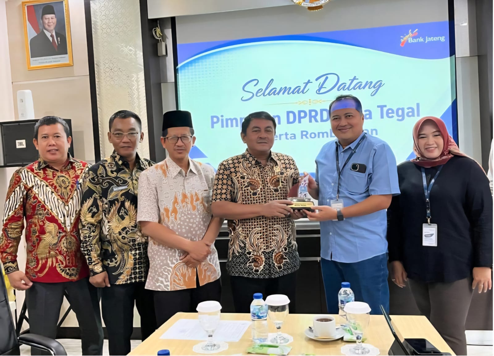 Pertemuan DPRD Tegal dan Bank Jateng bahas penyaluran KUR bagi UMKM perantauan (foto: Bank Jateng) Pertemuan DPRD Tegal dan Bank Jateng bahas penyaluran KUR bagi UMKM perantauan (foto: Bank Jateng)
