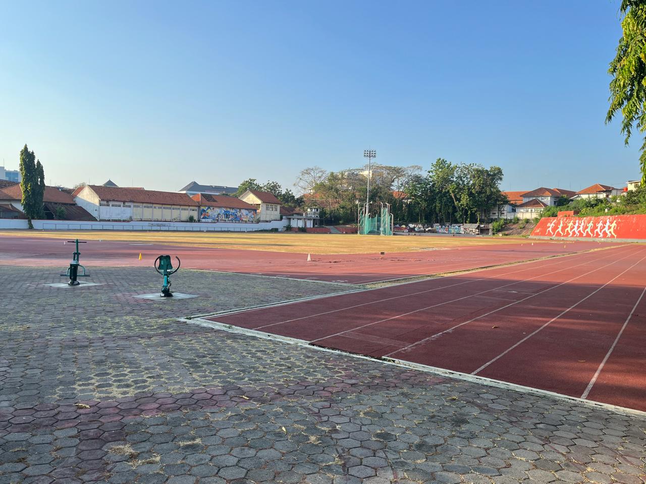 Lapangan Atletik GOR Tri Lomba Juang ditutup (matasemarang.com/Lia Dina)