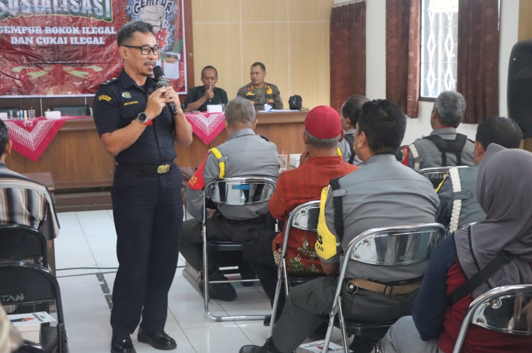 Kepala Seksi Penyuluhan dan Layanan Informasi Kantor Bea Cukai Semarang, Joko Sartono (foto: Pemkab Semarang) Kepala Seksi Penyuluhan dan Layanan Informasi Kantor Bea Cukai Semarang, Joko Sartono (foto: Pemkab Semarang)