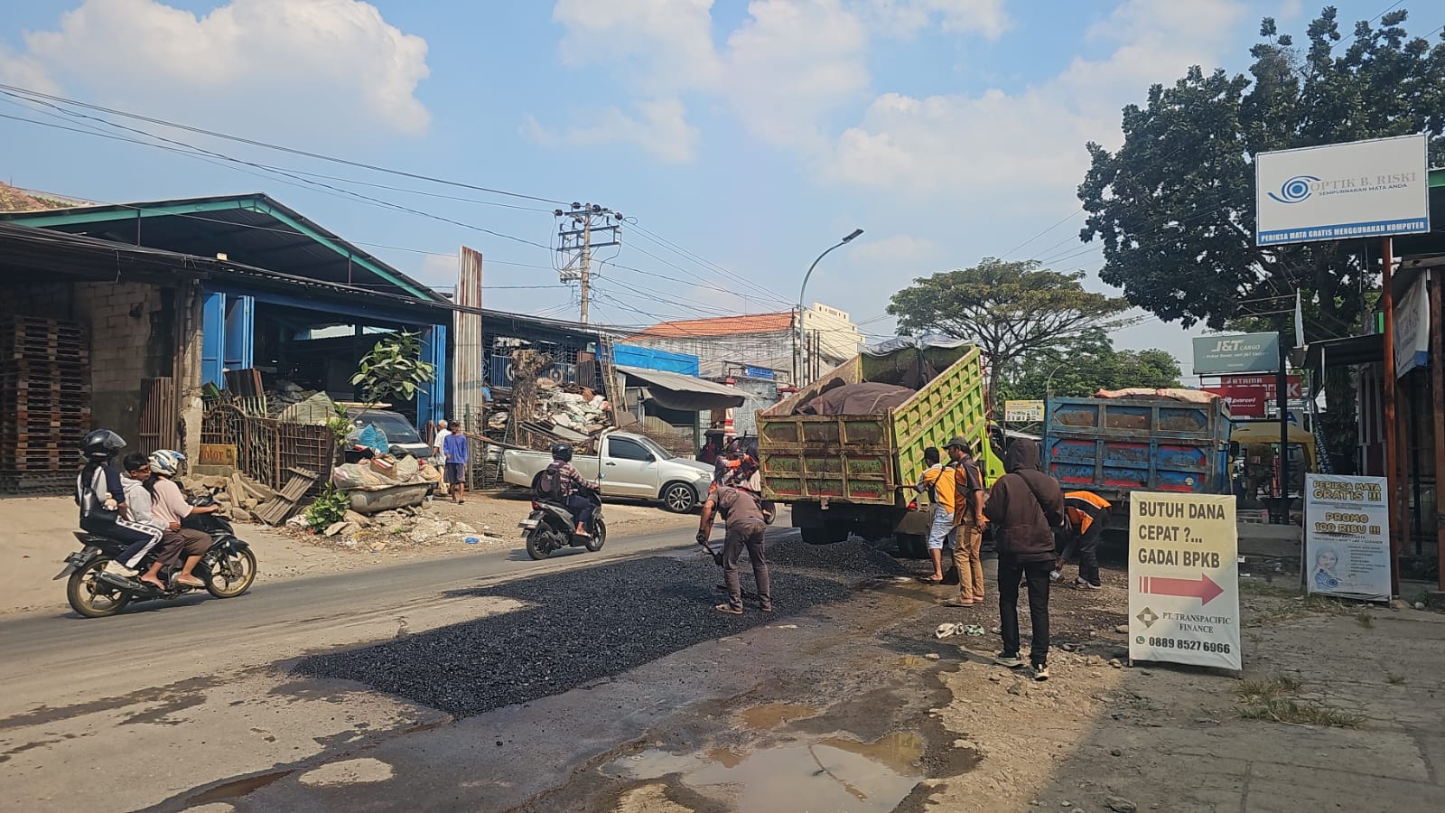Perbaikan jalan Kalipancur (matasemarang.com/Lia dina) Perbaikan jalan Kalipancur (matasemarang.com/Lia dina)