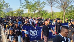 Ratusan suporter Snex mendukung PSIS dalam laga uji coba ke markas Persebaya Surabaya, 19 Juli 2026 (foto: Snex)