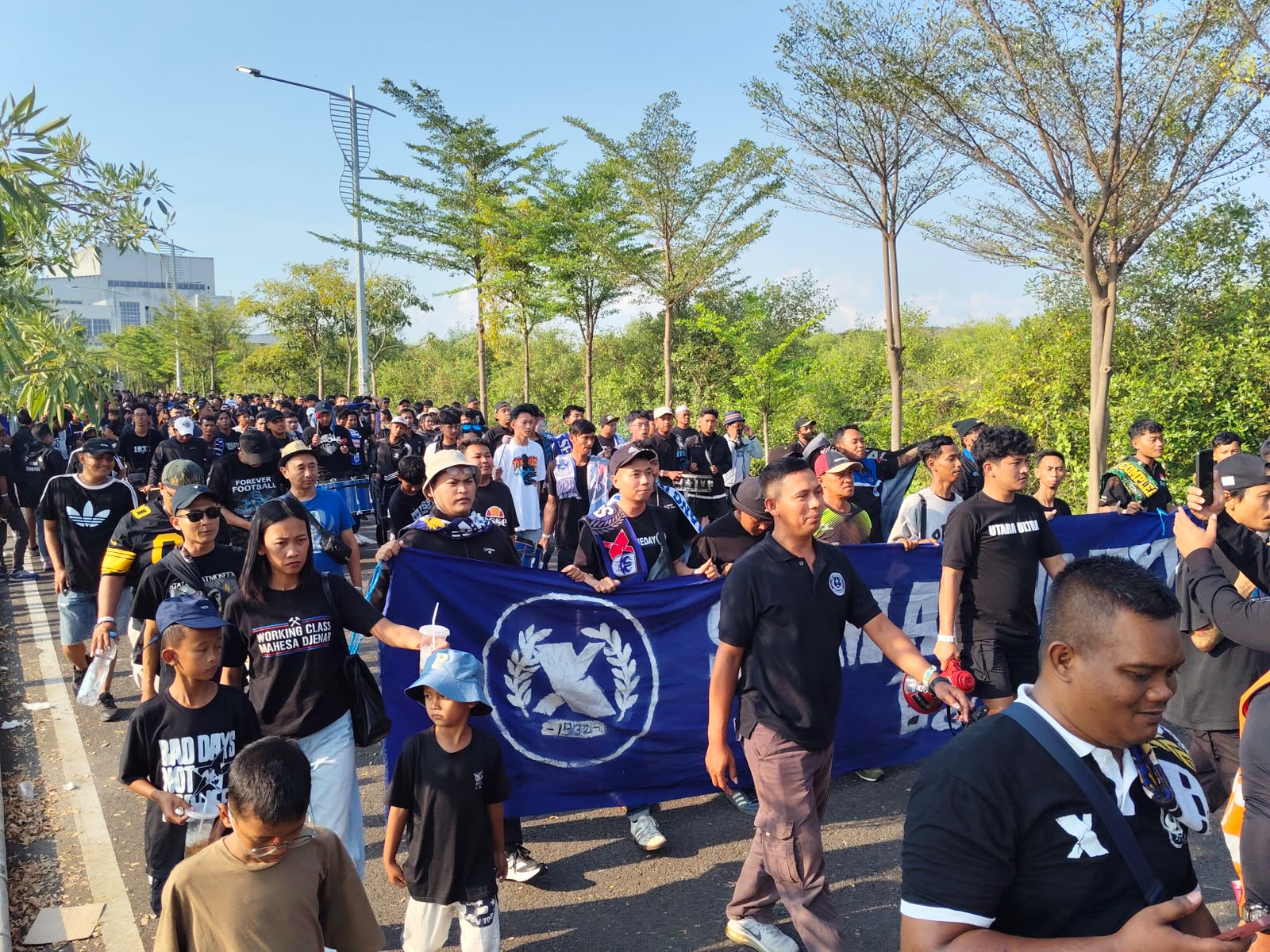 Ratusan suporter Snex mendukung PSIS dalam laga uji coba ke markas Persebaya Surabaya, 19 Juli 2026 (foto: Snex) Ratusan suporter Snex mendukung PSIS dalam laga uji coba ke markas Persebaya Surabaya, 19 Juli 2026 (foto: Snex)