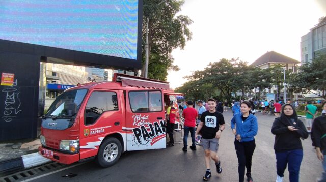 Pakde Semar Jalan Jalan di CFD (matasemarang.com/Lia Dina)