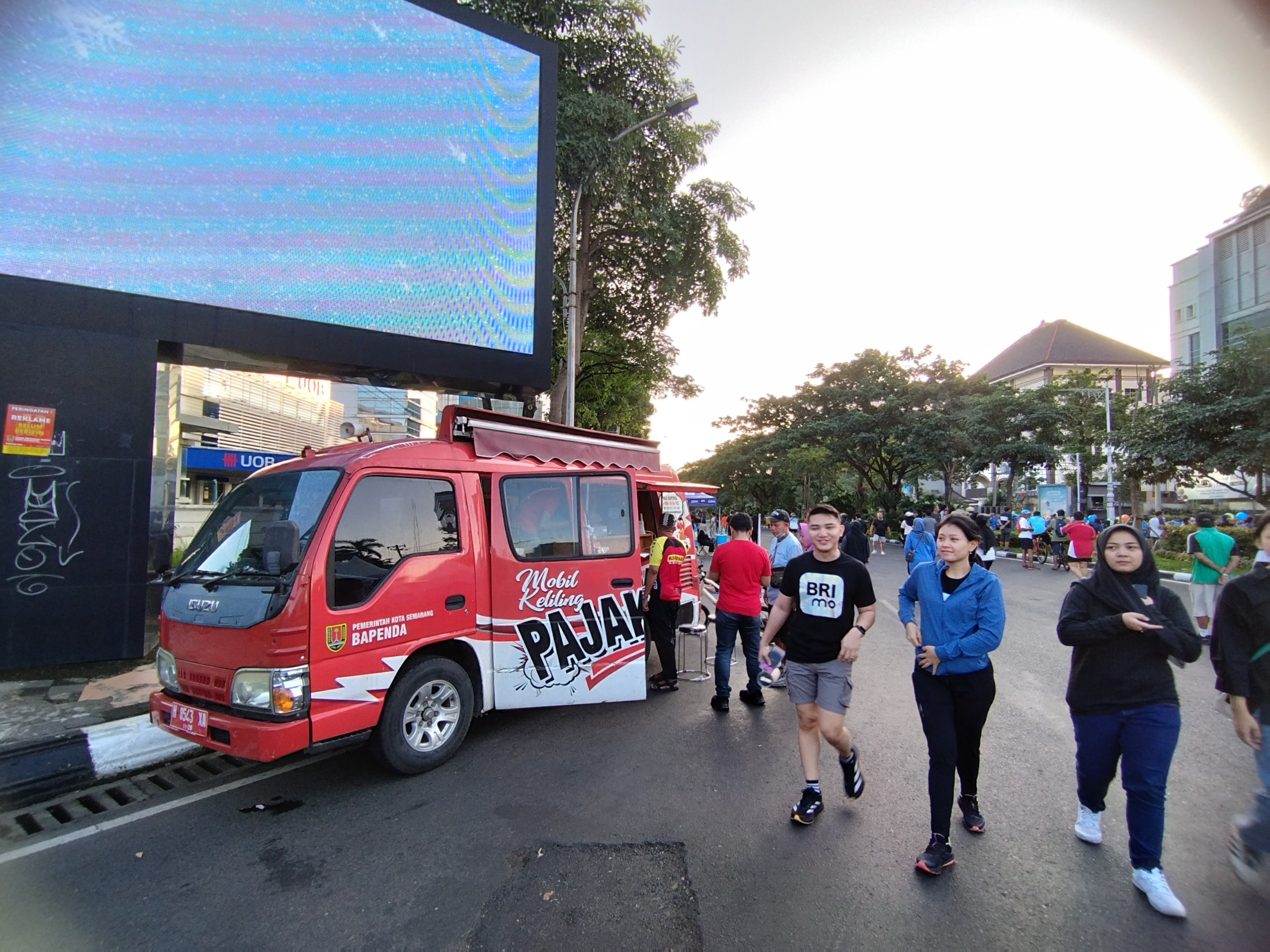 Pakde Semar Jalan Jalan di CFD (matasemarang.com/Lia Dina) Pakde Semar Jalan Jalan di CFD (matasemarang.com/Lia Dina)