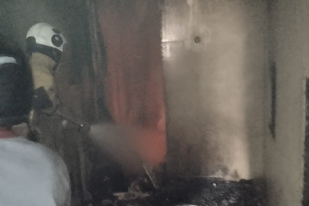 Petugas Damkar Kota Semarang melakukan pembasahan pada lorong pembuangan sampah Rusunawa Kudu Blok G yang terbakar (foto: Dinas Damkar Kota Semarang) Petugas Damkar Kota Semarang melakukan pembasahan pada lorong pembuangan sampah Rusunawa Kudu Blok G yang terbakar (foto: Dinas Damkar Kota Semarang)