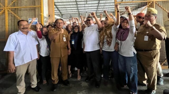 Said Ibal bersama perwakilan buruh PT Victory Apparel Indonesia Semarang (matasemarang.com/Lia Dina)