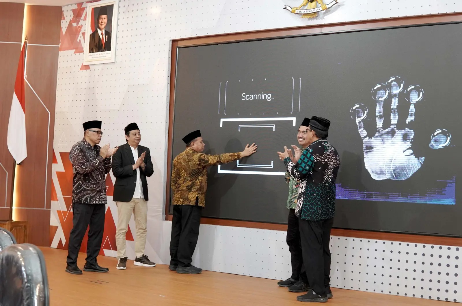 Rektor Unsoed Akhmad Sodiq saat peluncuran Jurnal Terintegrasi dan Buku Saku PBJ Jumat 24 Juli 2026 (Humas Unsoed) Rektor Unsoed Akhmad Sodiq saat peluncuran Jurnal Terintegrasi dan Buku Saku PBJ Jumat 24 Juli 2026 (Humas Unsoed)