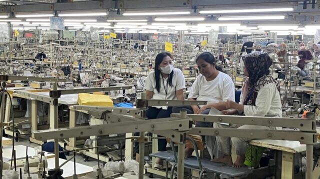 buruh di PT Victory Apparel Indonesia Semarang (matasemarang.com/Lia Dina)