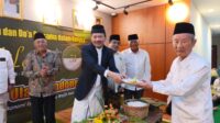 Foto: Ketua MUI Jateng Prof. Noor Achmad (jas hitam) menyerahkan potongan tumpeng ke KH Ahmad Darodji, Senin 27 Juli 2026 (foto: MUI Jateng)