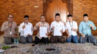 Direktur Bisnis Kelembagaan dan Unit Usaha Syariah Bank Jateng Mas Waris bersama Pimpinan Pondok Pesantren Ash Shodiqiyah Gus Shidqon usai penandatanganan kerja sama implementasi platform PesantrenQu (foto: Bank Jateng)