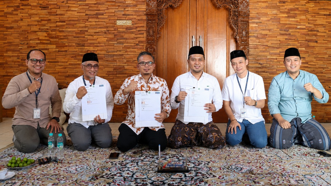 Direktur Bisnis Kelembagaan dan Unit Usaha Syariah Bank Jateng Mas Waris bersama Pimpinan Pondok Pesantren Ash Shodiqiyah Gus Shidqon usai penandatanganan kerja sama implementasi platform PesantrenQu (foto: Bank Jateng)